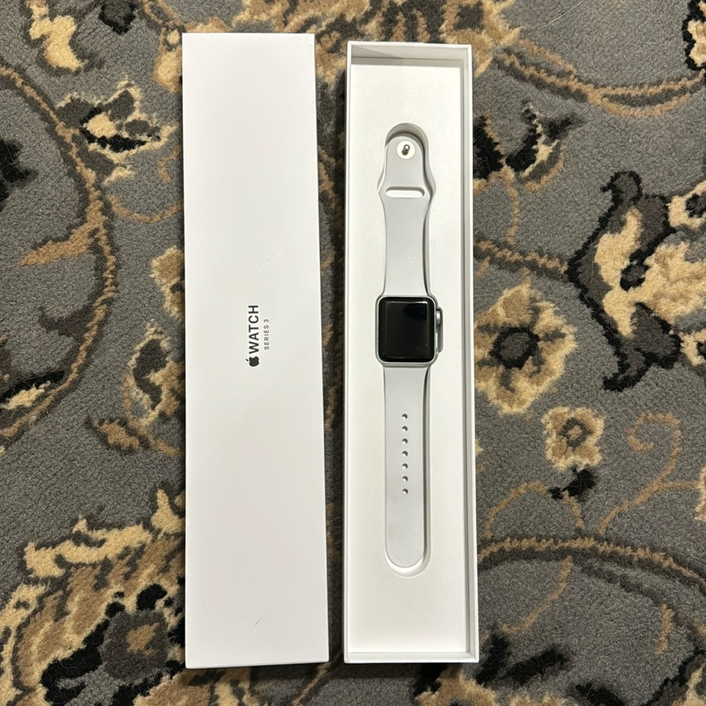 Apple Watch Series 3 silver aluminum white sport band GPS